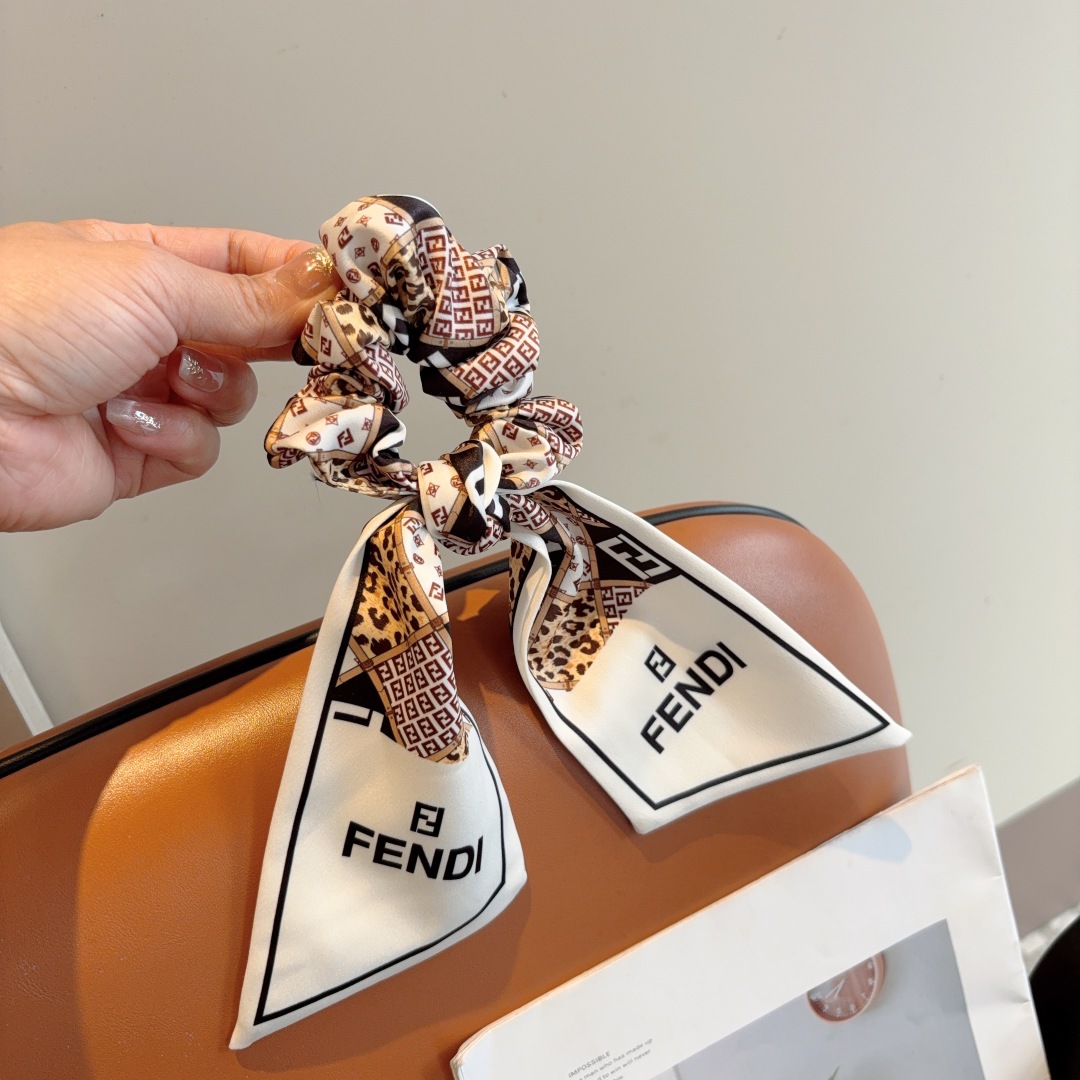 配包装
FENDI （芬迪）新款飘带马尾发圈 蝴蝶结肠圈，高档韩版皮筋，经典花型设计， 高端大气，名媛范