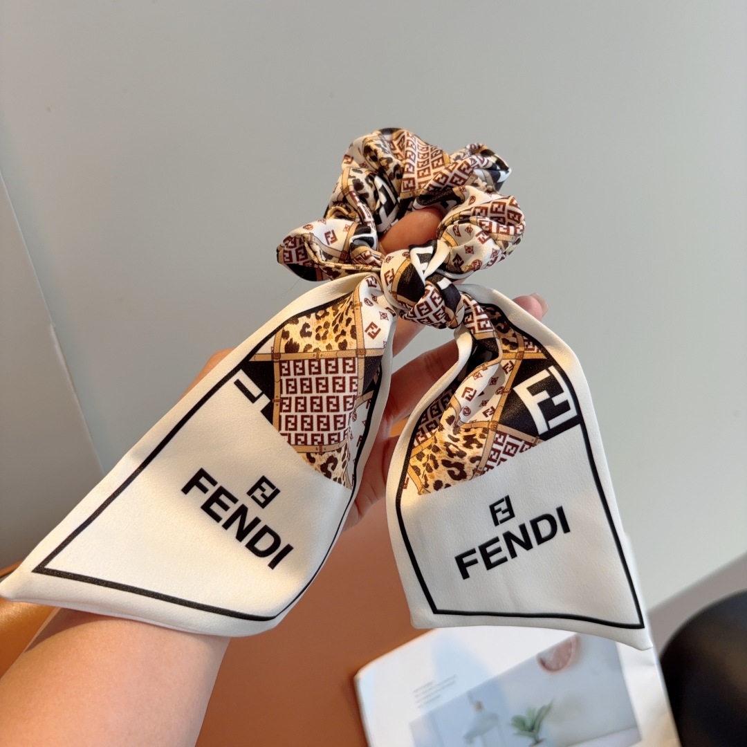 配包装
FENDI （芬迪）新款飘带马尾发圈 蝴蝶结肠圈，高档韩版皮筋，经典花型设计， 高端大气，名媛范