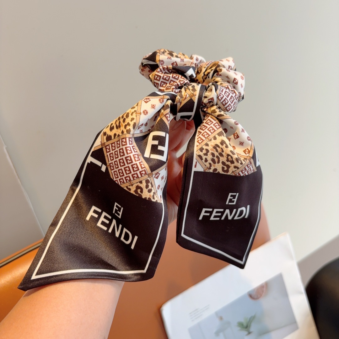 配包装
FENDI （芬迪）新款飘带马尾发圈 蝴蝶结肠圈，高档韩版皮筋，经典花型设计， 高端大气，名媛范