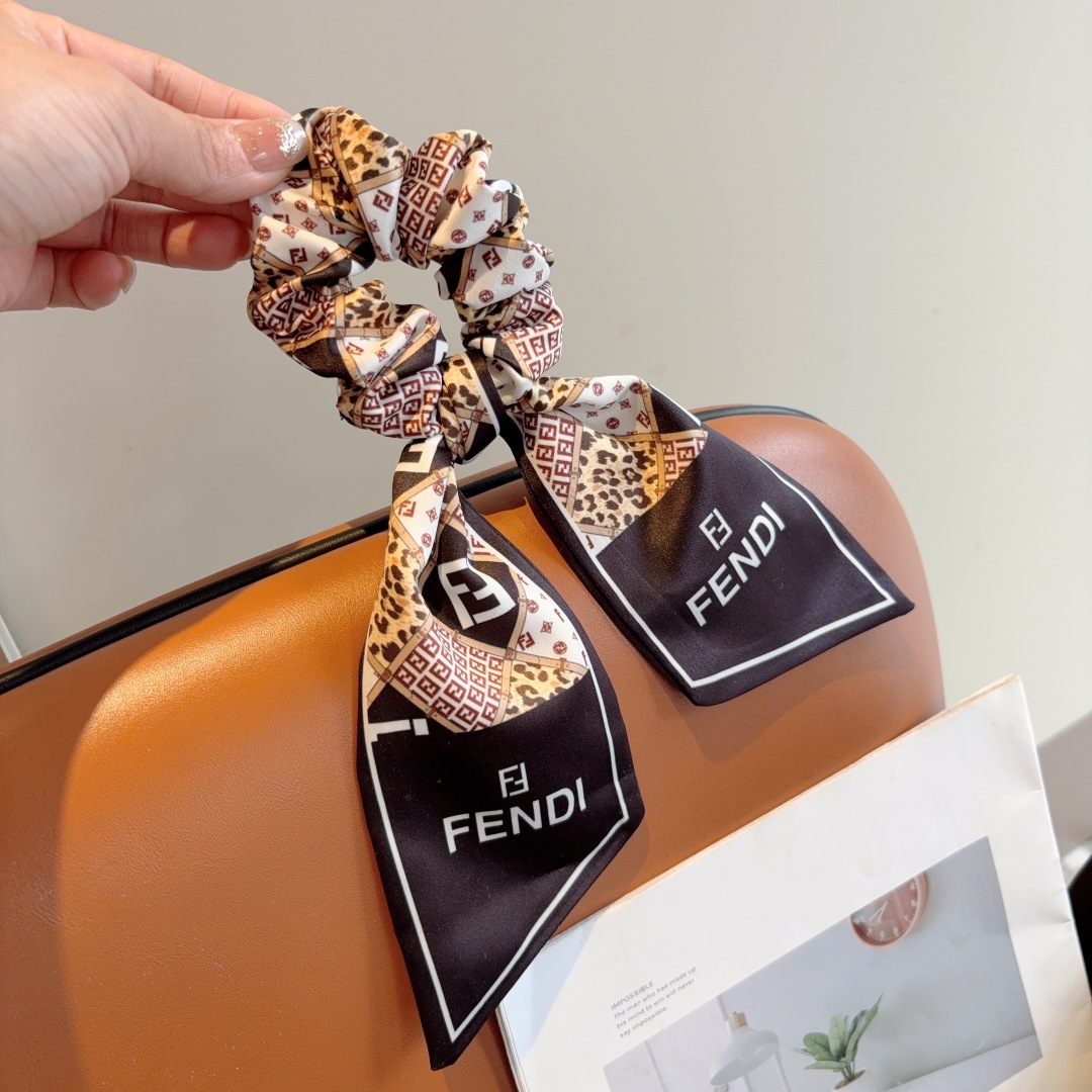 配包装
FENDI （芬迪）新款飘带马尾发圈 蝴蝶结肠圈，高档韩版皮筋，经典花型设计， 高端大气，名媛范