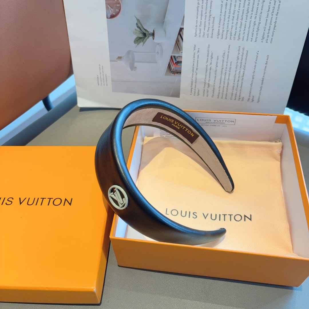 配包装
LV 路易威登 新款时尚风羊皮发箍，欧美大牌头箍，网红最新款来袭💕时尚百搭，女神必入！
