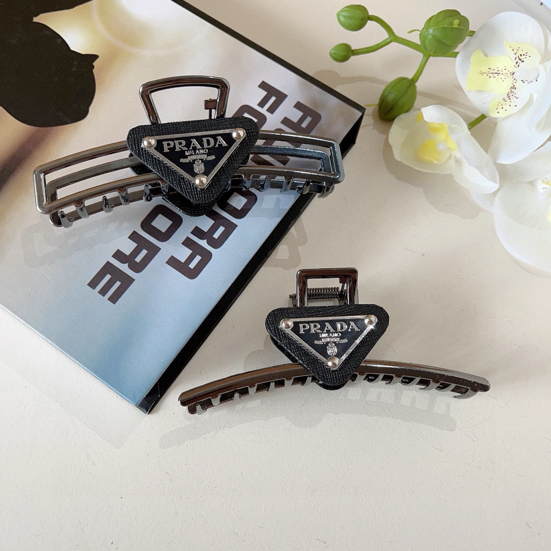 配包装
PRADA 普拉达三角抓夹，珍珠发夹 原单亚克力材质，女神必备单品，超级精致哦!名媛范儿。