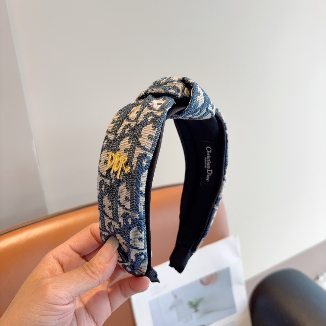 配包装
Dior（迪奥） 经典新款中间结宽版发箍,专柜原单货，让你的魅力绽放 清新淑女范让时尚更简单。