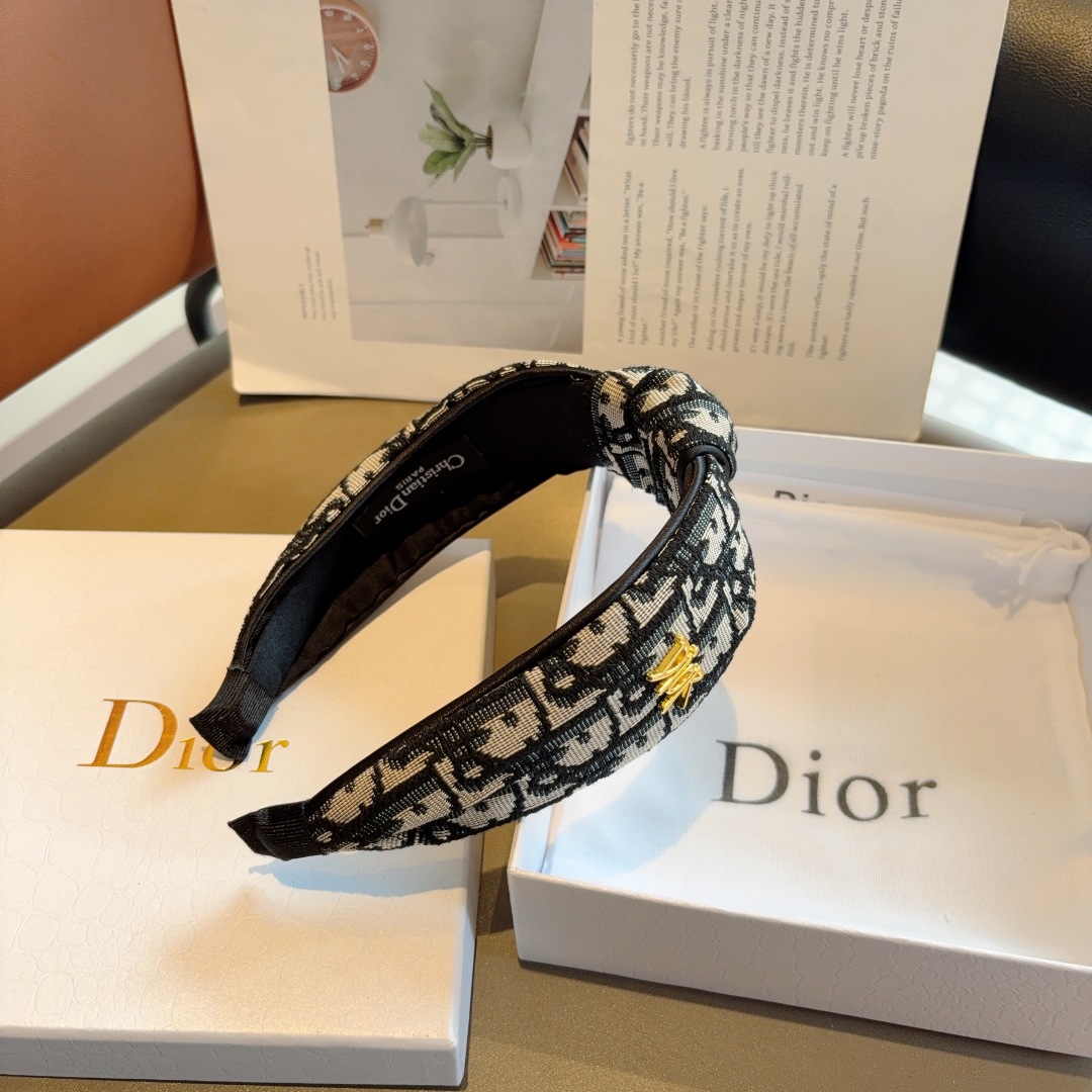 配包装
Dior（迪奥） 经典新款中间结宽版发箍,专柜原单货，让你的魅力绽放 清新淑女范让时尚更简单。