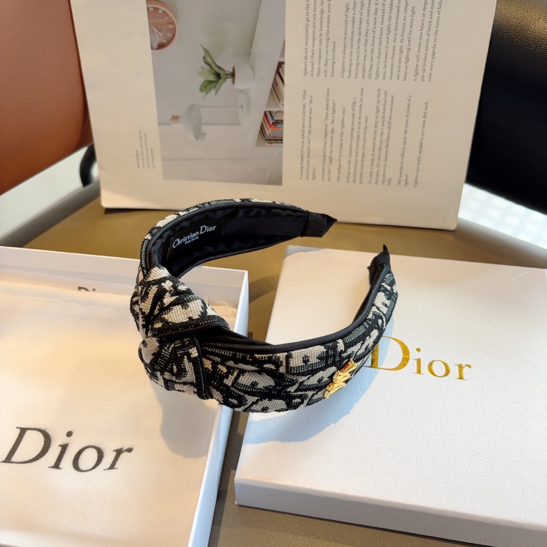 配包装
Dior（迪奥） 经典新款中间结宽版发箍,专柜原单货，让你的魅力绽放 清新淑女范让时尚更简单。