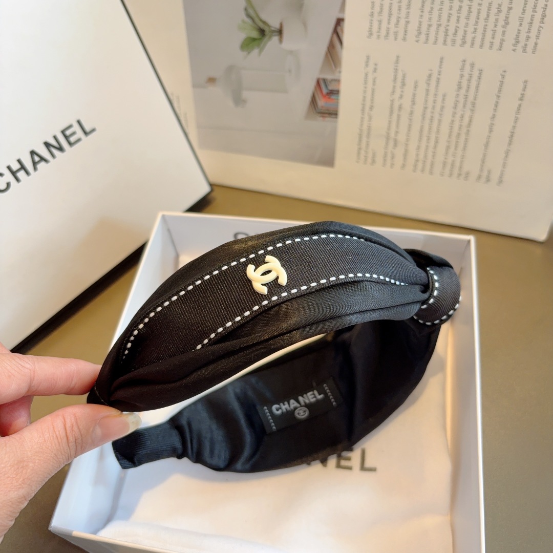 配包装
CHANEL（香奈儿）新款小香中间结宽版发箍，时尚巨显脸型头箍，网红爆款推荐 搭配高端双Ｃlog