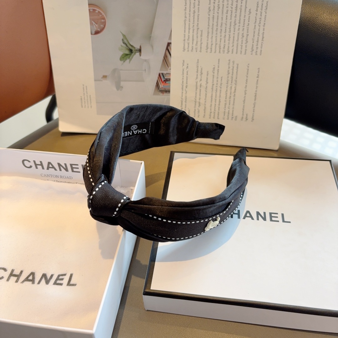 配包装
CHANEL（香奈儿）新款小香中间结宽版发箍，时尚巨显脸型头箍，网红爆款推荐 搭配高端双Ｃlog