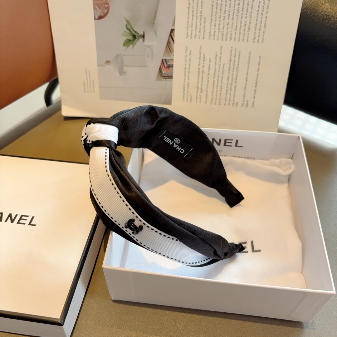 配包装
CHANEL（香奈儿）新款小香中间结宽版发箍，时尚巨显脸型头箍，网红爆款推荐 搭配高端双Ｃlog