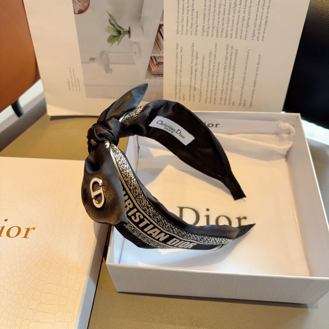 配包装
Dior（迪奥） 火爆新款蝴蝶结发箍,专柜原单货，让你的魅力绽放 清新淑女范让时尚更简单。