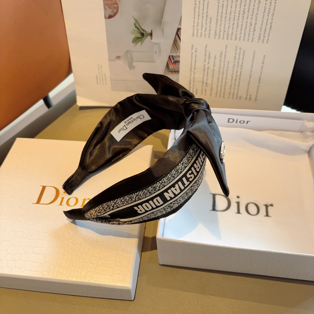 配包装
Dior（迪奥） 火爆新款蝴蝶结发箍,专柜原单货，让你的魅力绽放 清新淑女范让时尚更简单。