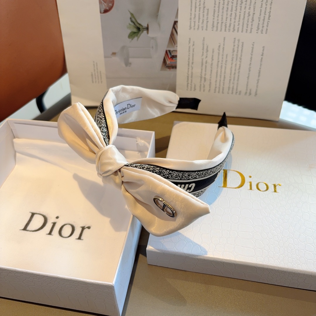 配包装
Dior（迪奥） 火爆新款蝴蝶结发箍,专柜原单货，让你的魅力绽放 清新淑女范让时尚更简单。