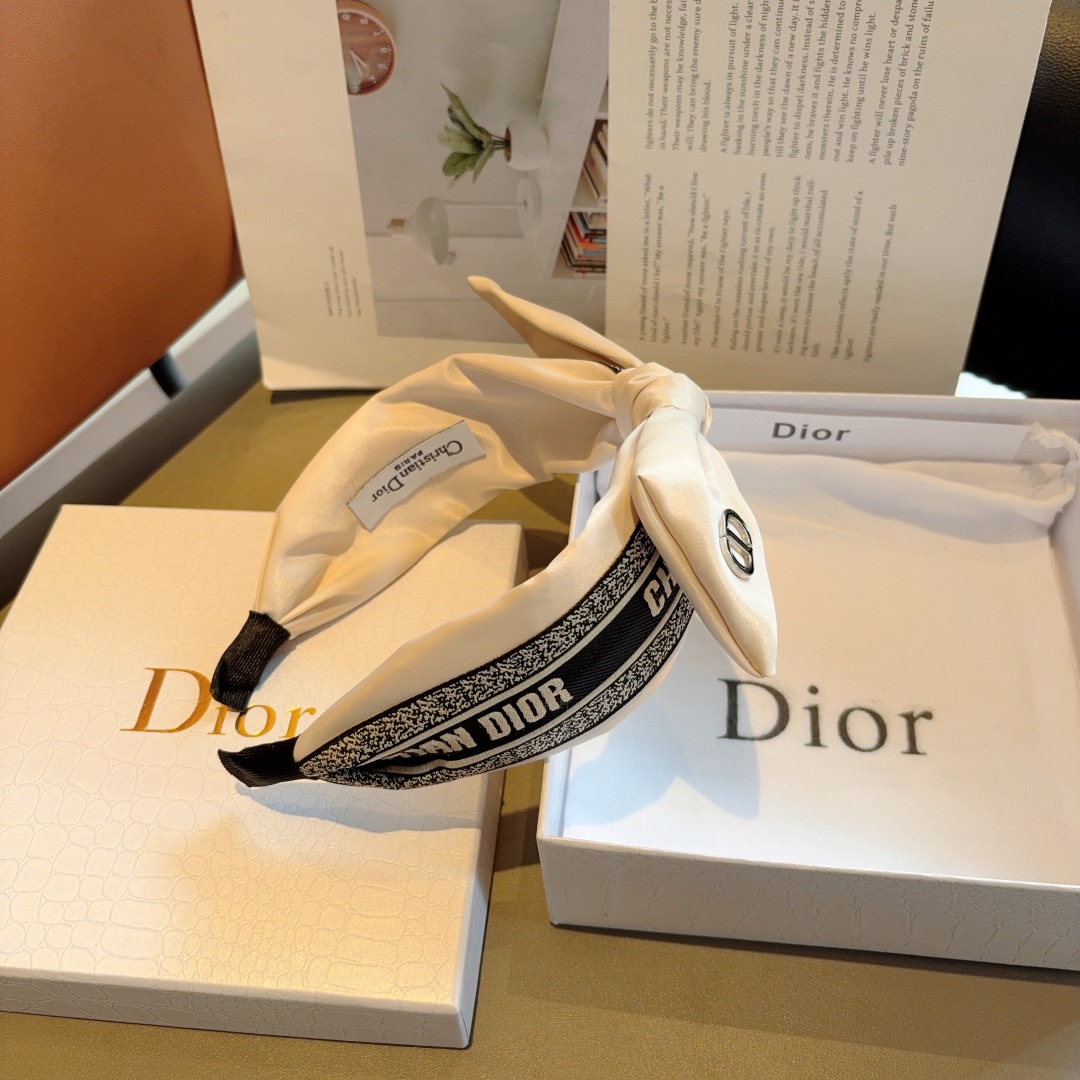配包装
Dior（迪奥） 火爆新款蝴蝶结发箍,专柜原单货，让你的魅力绽放 清新淑女范让时尚更简单。