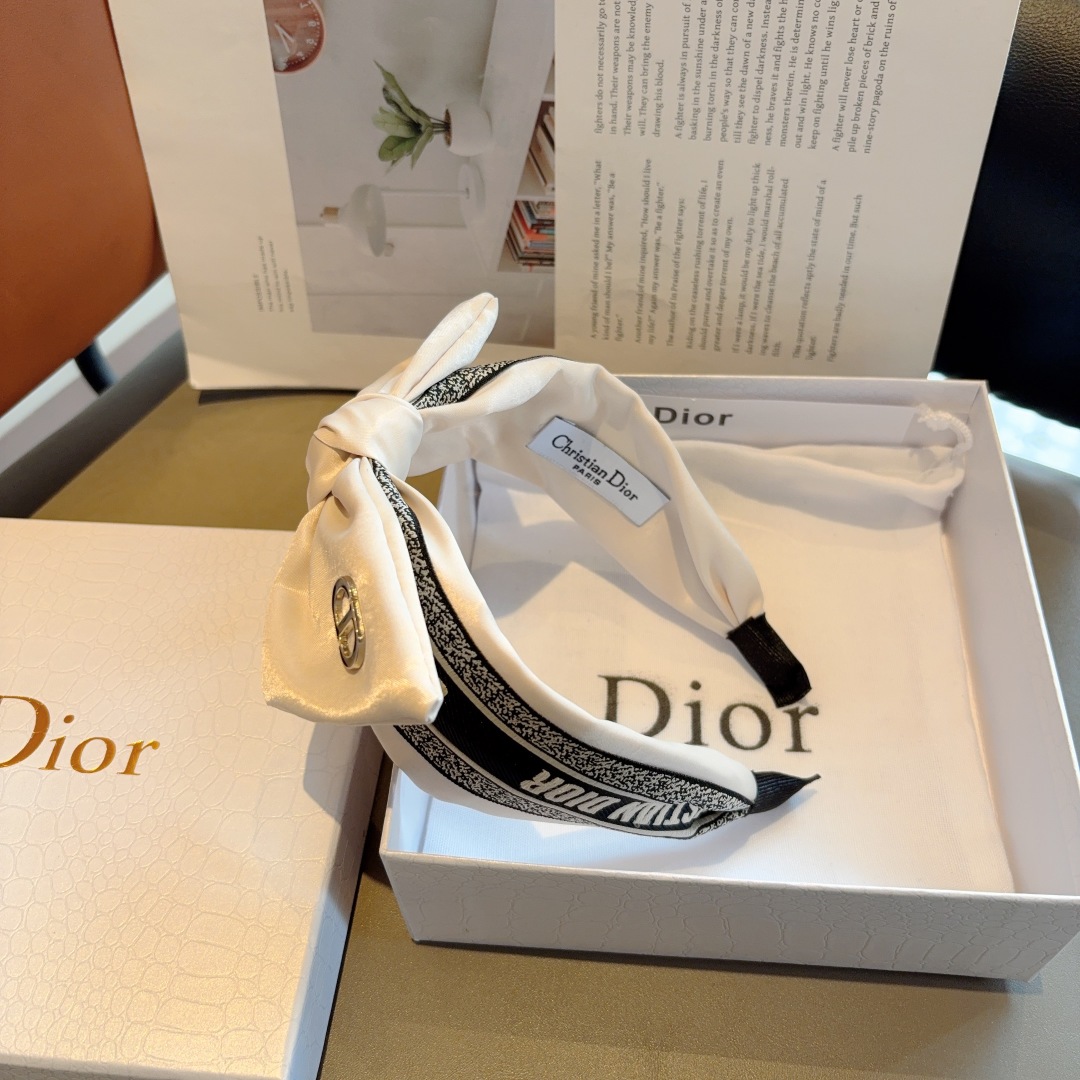 配包装
Dior（迪奥） 火爆新款蝴蝶结发箍,专柜原单货，让你的魅力绽放 清新淑女范让时尚更简单。