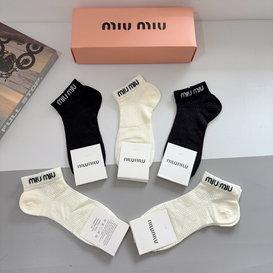 配包装【一盒5双】
miumiu · 缪缪 新款网红袜子❗️短筒船袜。纯棉材质，轻薄柔软透气，四季通用，