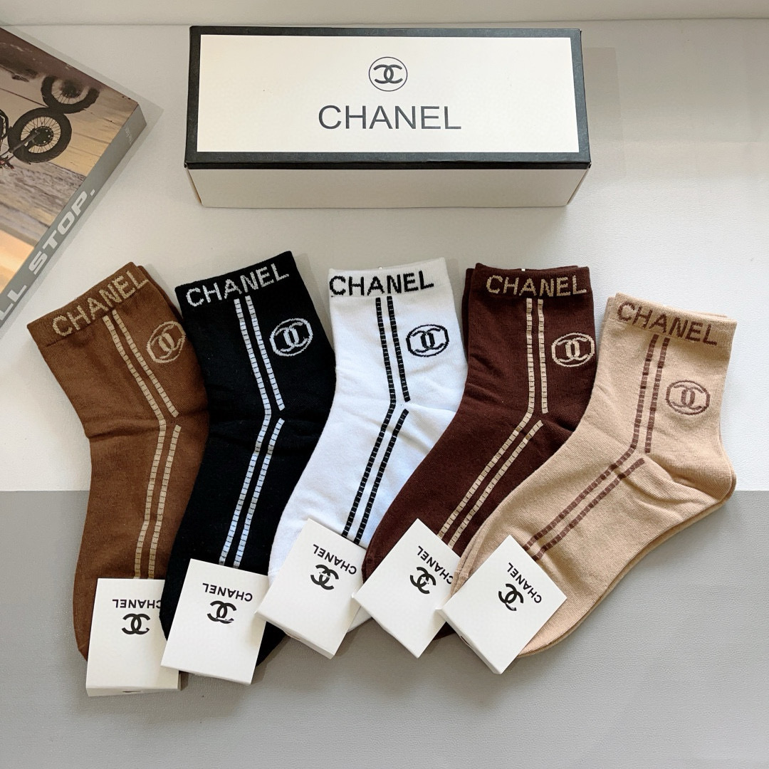 配包装（一盒5双）
CHANEL（香奈儿） 新款高端袜子！爆款字母专柜同步中筒袜，💛大牌出街，潮人必备。