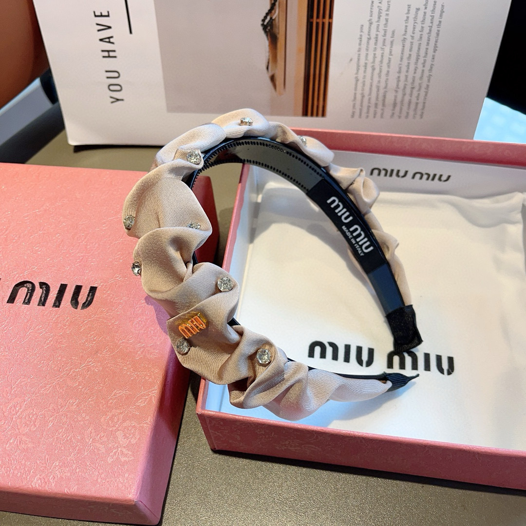 配包装
miumiu 缪缪  新款韩版缎面褶皱字母发箍，细节全部实拍！水钻特制面料非常显质感、经典而又永