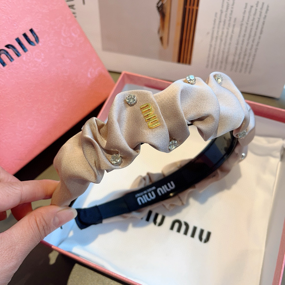 配包装
miumiu 缪缪  新款韩版缎面褶皱字母发箍，细节全部实拍！水钻特制面料非常显质感、经典而又永