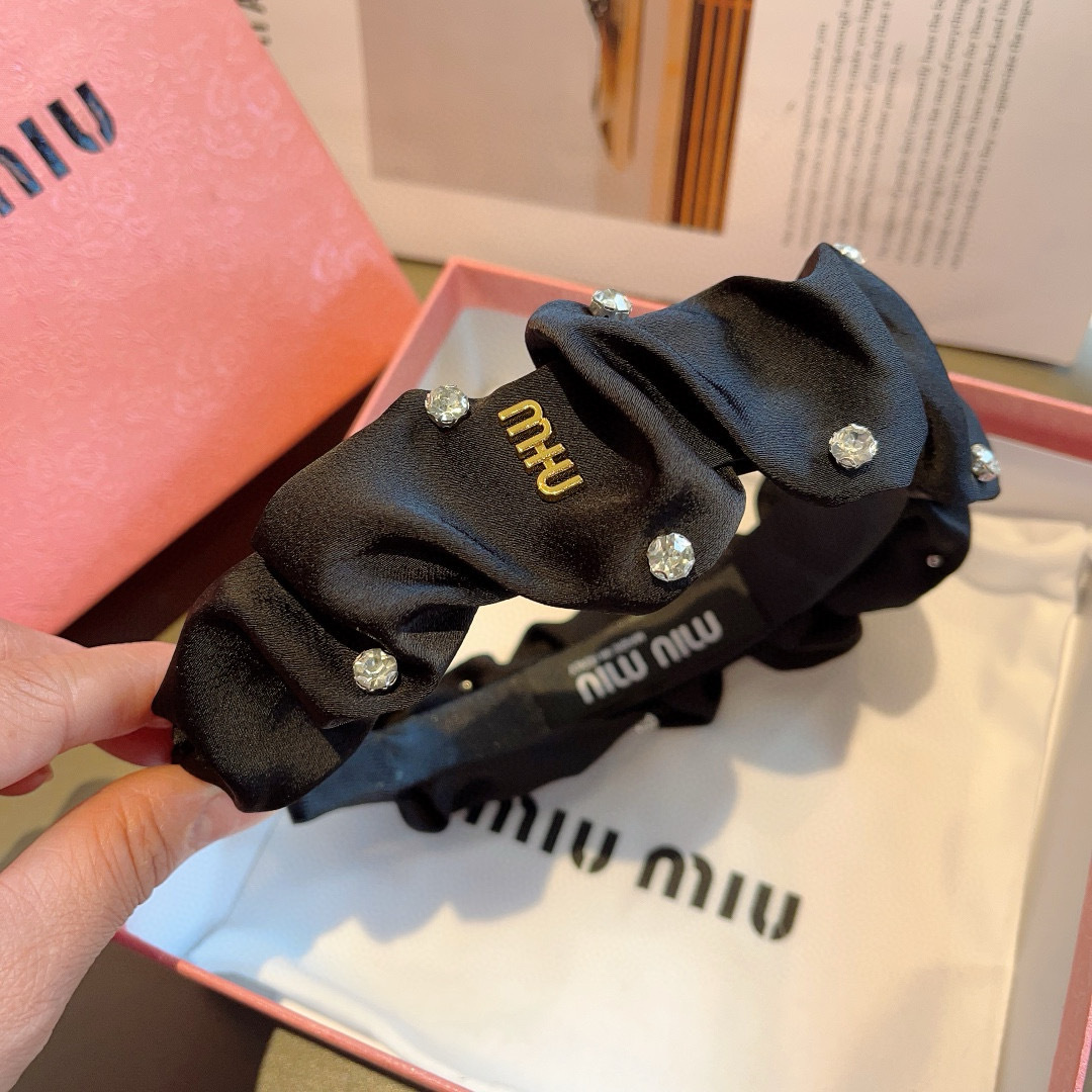 配包装
miumiu 缪缪  新款韩版缎面褶皱字母发箍，细节全部实拍！水钻特制面料非常显质感、经典而又永