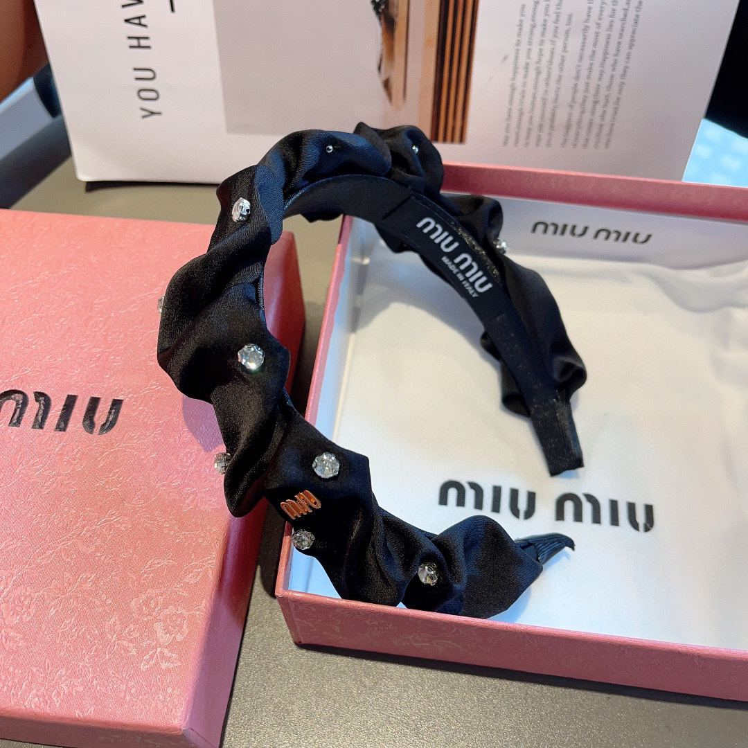 配包装
miumiu 缪缪  新款韩版缎面褶皱字母发箍，细节全部实拍！水钻特制面料非常显质感、经典而又永