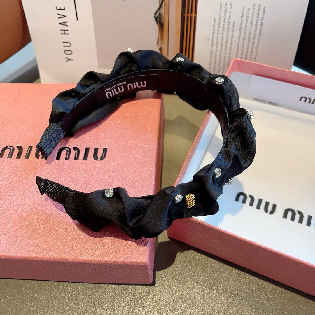 配包装
miumiu 缪缪  新款韩版缎面褶皱字母发箍，细节全部实拍！水钻特制面料非常显质感、经典而又永