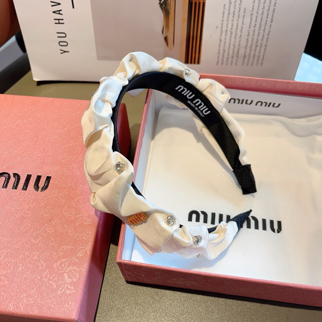 配包装
miumiu 缪缪  新款韩版缎面褶皱字母发箍，细节全部实拍！水钻特制面料非常显质感、经典而又永