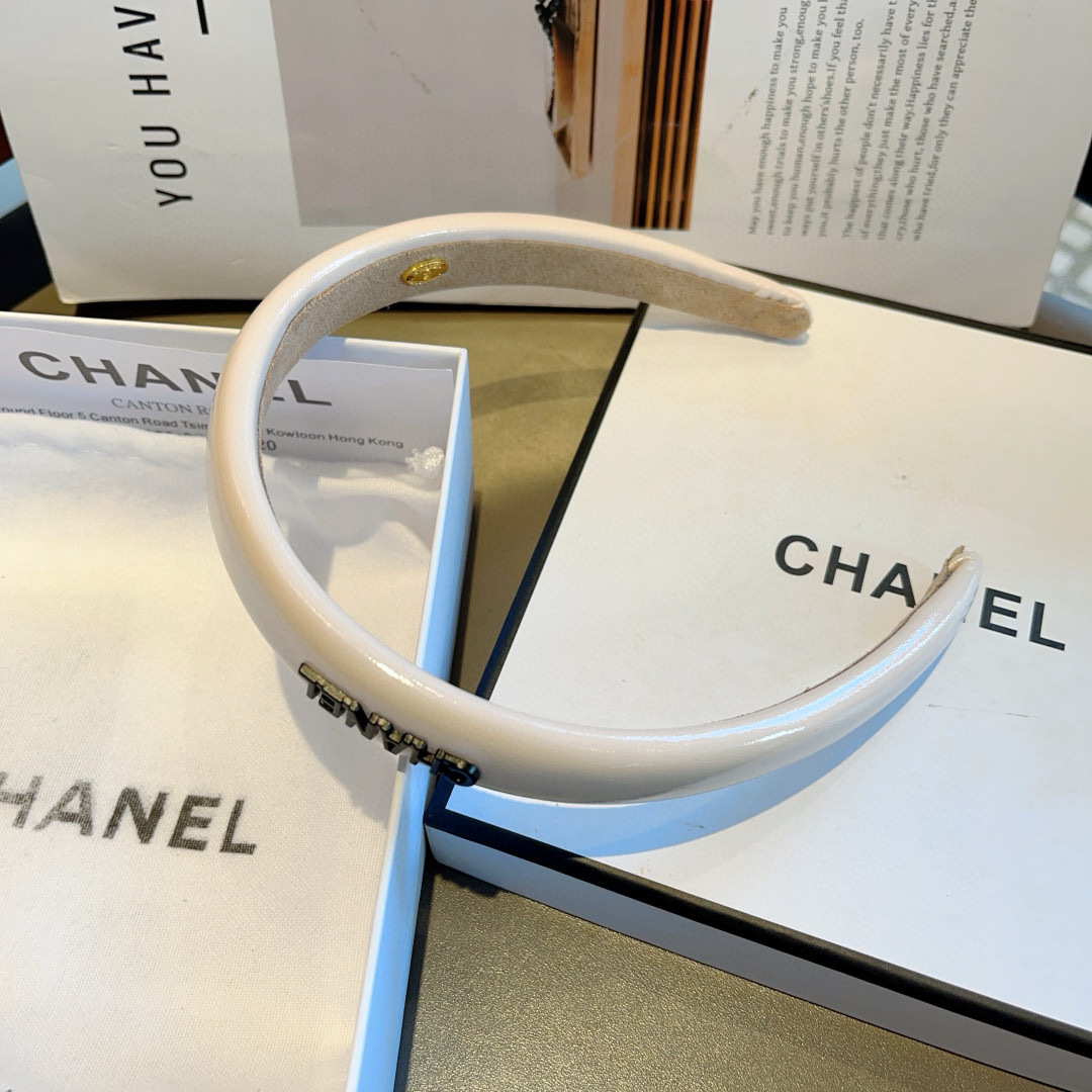 配包装
CHANEL（香奈儿）新款漆皮高端发箍，新品巨显脸小头箍，网红爆款推荐 搭配高端双Ｃlogo ，