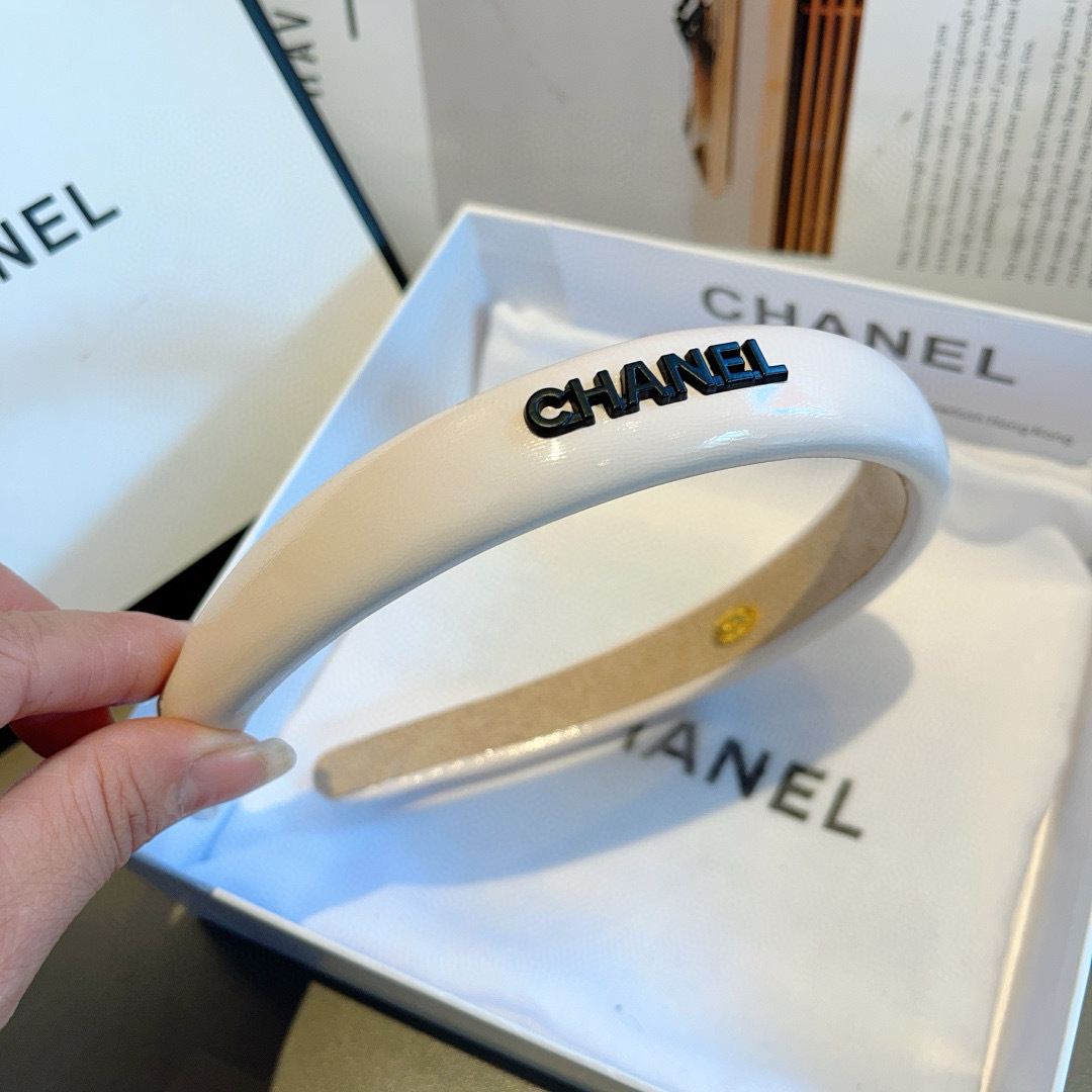 配包装
CHANEL（香奈儿）新款漆皮高端发箍，新品巨显脸小头箍，网红爆款推荐 搭配高端双Ｃlogo ，