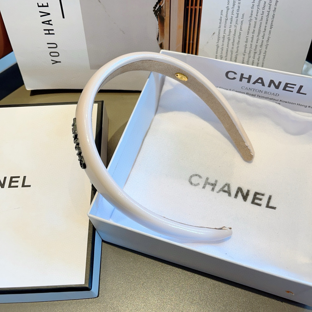 配包装
CHANEL（香奈儿）新款漆皮高端发箍，新品巨显脸小头箍，网红爆款推荐 搭配高端双Ｃlogo ，