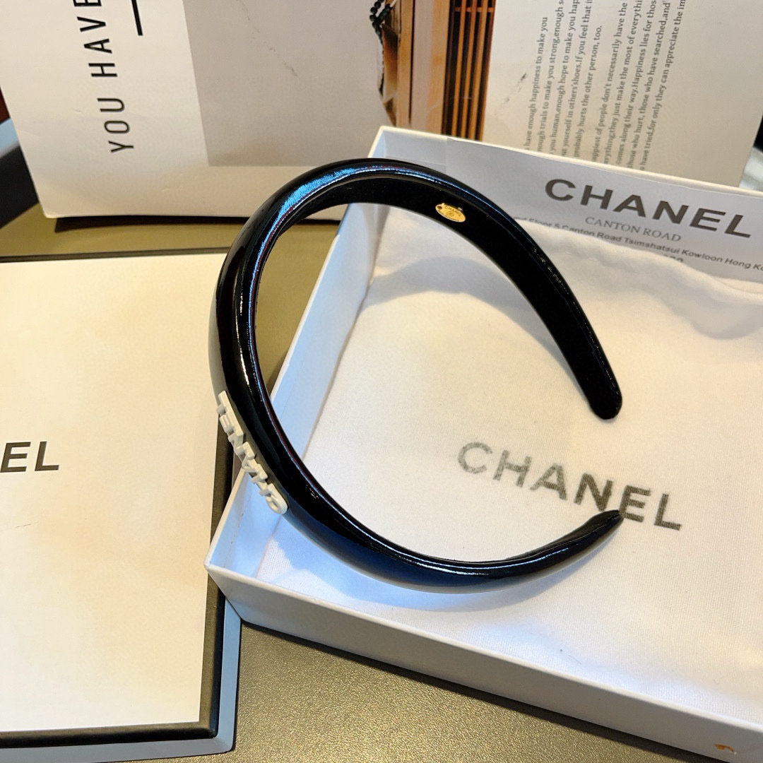配包装
CHANEL（香奈儿）新款漆皮高端发箍，新品巨显脸小头箍，网红爆款推荐 搭配高端双Ｃlogo ，