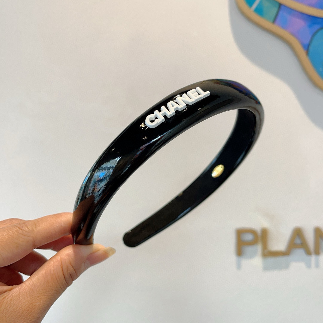 配包装
CHANEL（香奈儿）新款漆皮高端发箍，新品巨显脸小头箍，网红爆款推荐 搭配高端双Ｃlogo ，