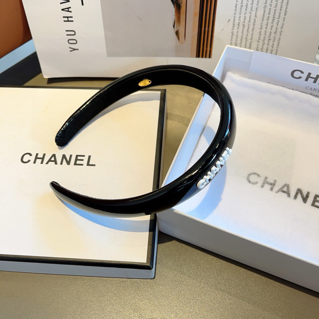 配包装
CHANEL（香奈儿）新款漆皮高端发箍，新品巨显脸小头箍，网红爆款推荐 搭配高端双Ｃlogo ，