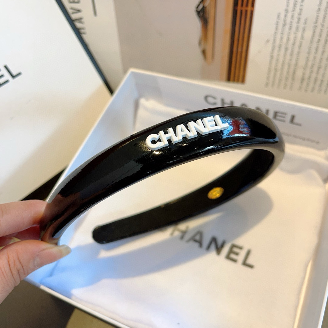 配包装
CHANEL（香奈儿）新款漆皮高端发箍，新品巨显脸小头箍，网红爆款推荐 搭配高端双Ｃlogo ，