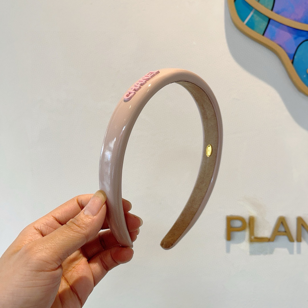 配包装
CHANEL（香奈儿）新款漆皮高端发箍，新品巨显脸小头箍，网红爆款推荐 搭配高端双Ｃlogo ，