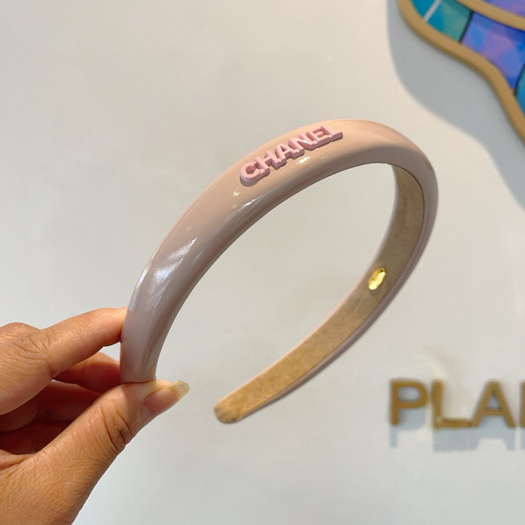配包装
CHANEL（香奈儿）新款漆皮高端发箍，新品巨显脸小头箍，网红爆款推荐 搭配高端双Ｃlogo ，