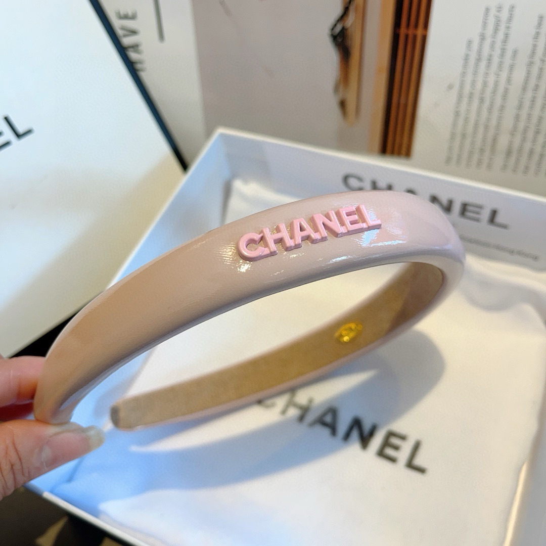 配包装
CHANEL（香奈儿）新款漆皮高端发箍，新品巨显脸小头箍，网红爆款推荐 搭配高端双Ｃlogo ，
