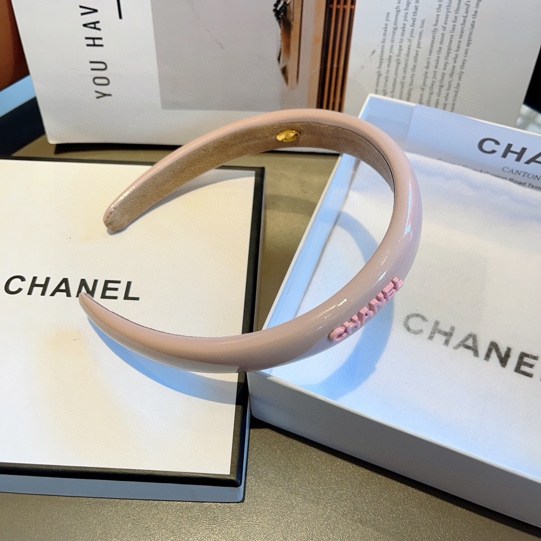 配包装
CHANEL（香奈儿）新款漆皮高端发箍，新品巨显脸小头箍，网红爆款推荐 搭配高端双Ｃlogo ，