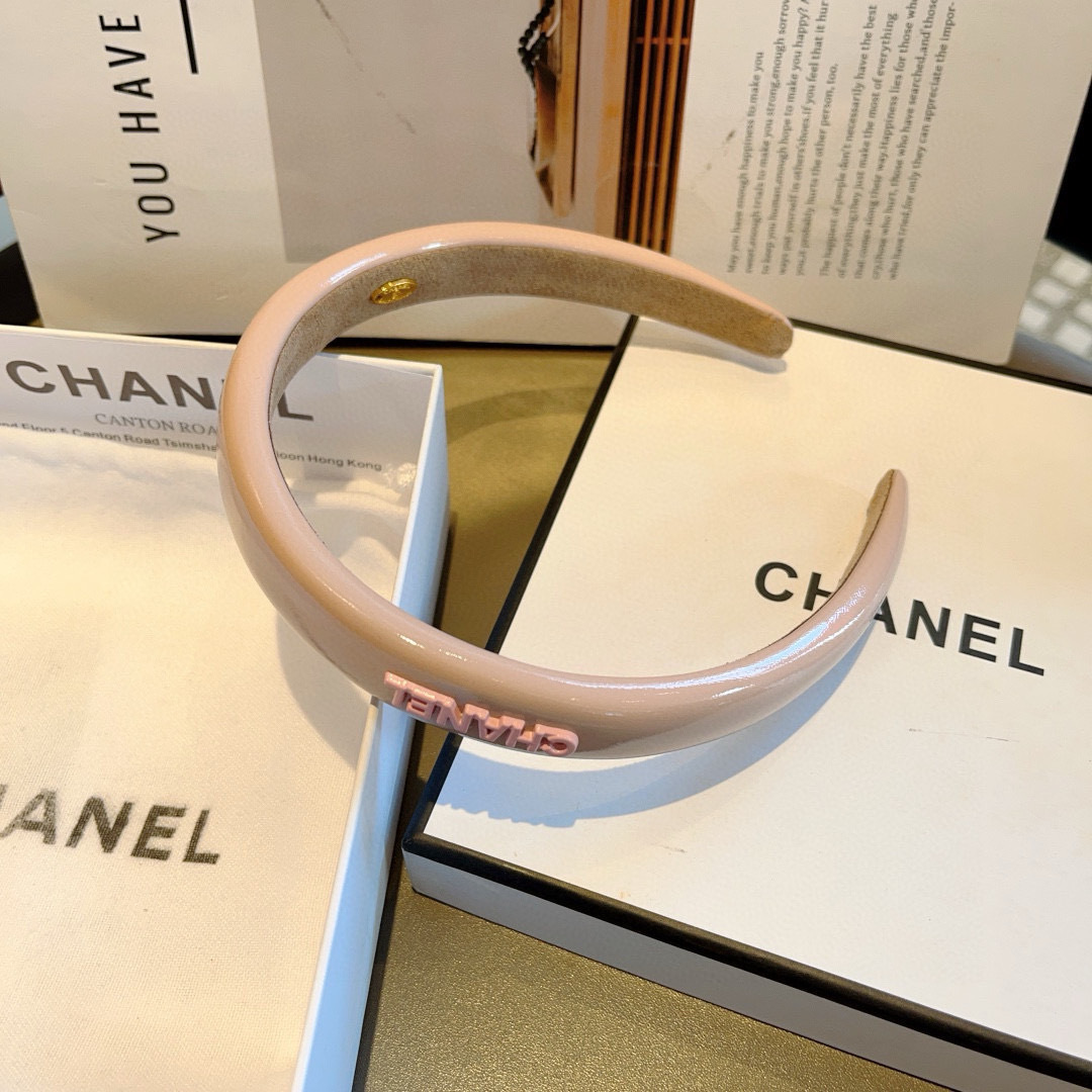 配包装
CHANEL（香奈儿）新款漆皮高端发箍，新品巨显脸小头箍，网红爆款推荐 搭配高端双Ｃlogo ，