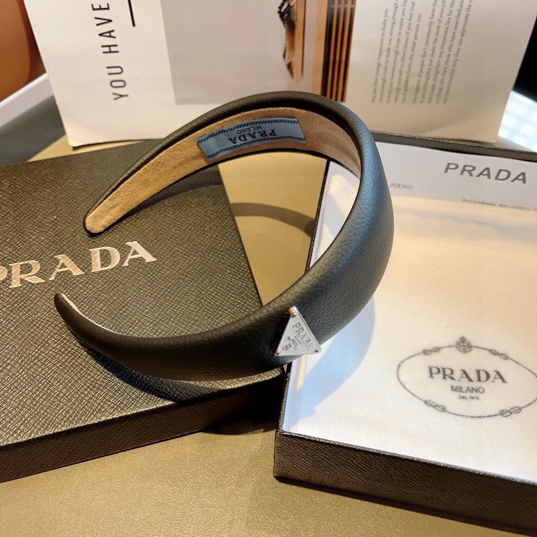 配包装
PRADA （普拉达） 倒三角新款潮流羊皮发箍。气质女神必备单品，时尚百搭款头箍，戴上它满满的高