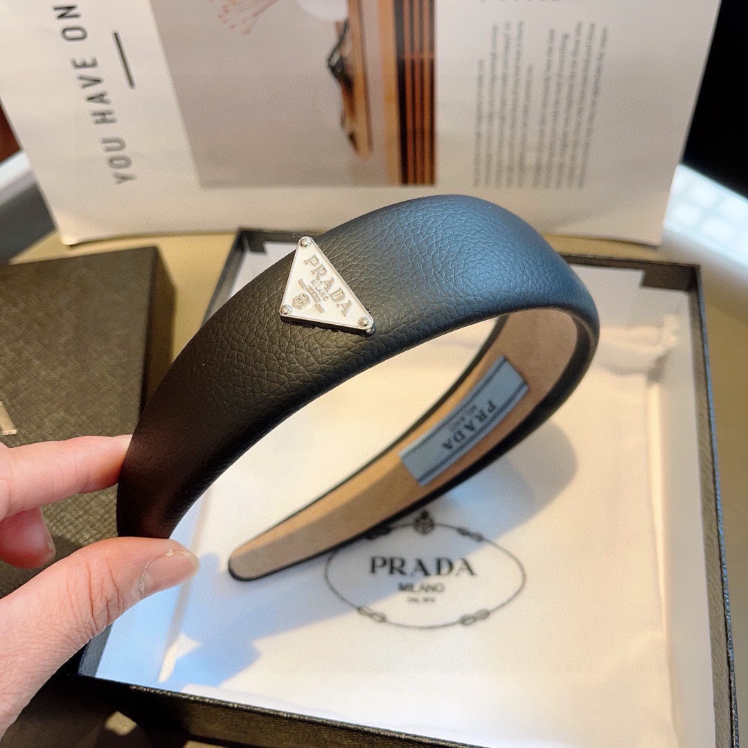配包装
PRADA （普拉达） 倒三角新款潮流羊皮发箍。气质女神必备单品，时尚百搭款头箍，戴上它满满的高