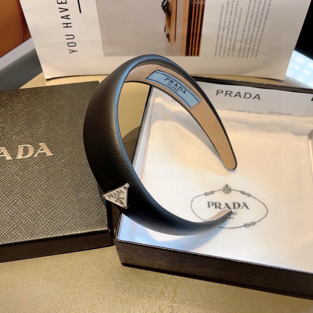 配包装
PRADA （普拉达） 倒三角新款潮流羊皮发箍。气质女神必备单品，时尚百搭款头箍，戴上它满满的高