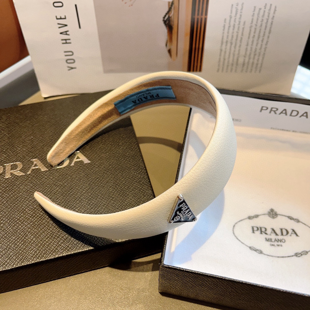 配包装
PRADA （普拉达） 倒三角新款潮流羊皮发箍。气质女神必备单品，时尚百搭款头箍，戴上它满满的高