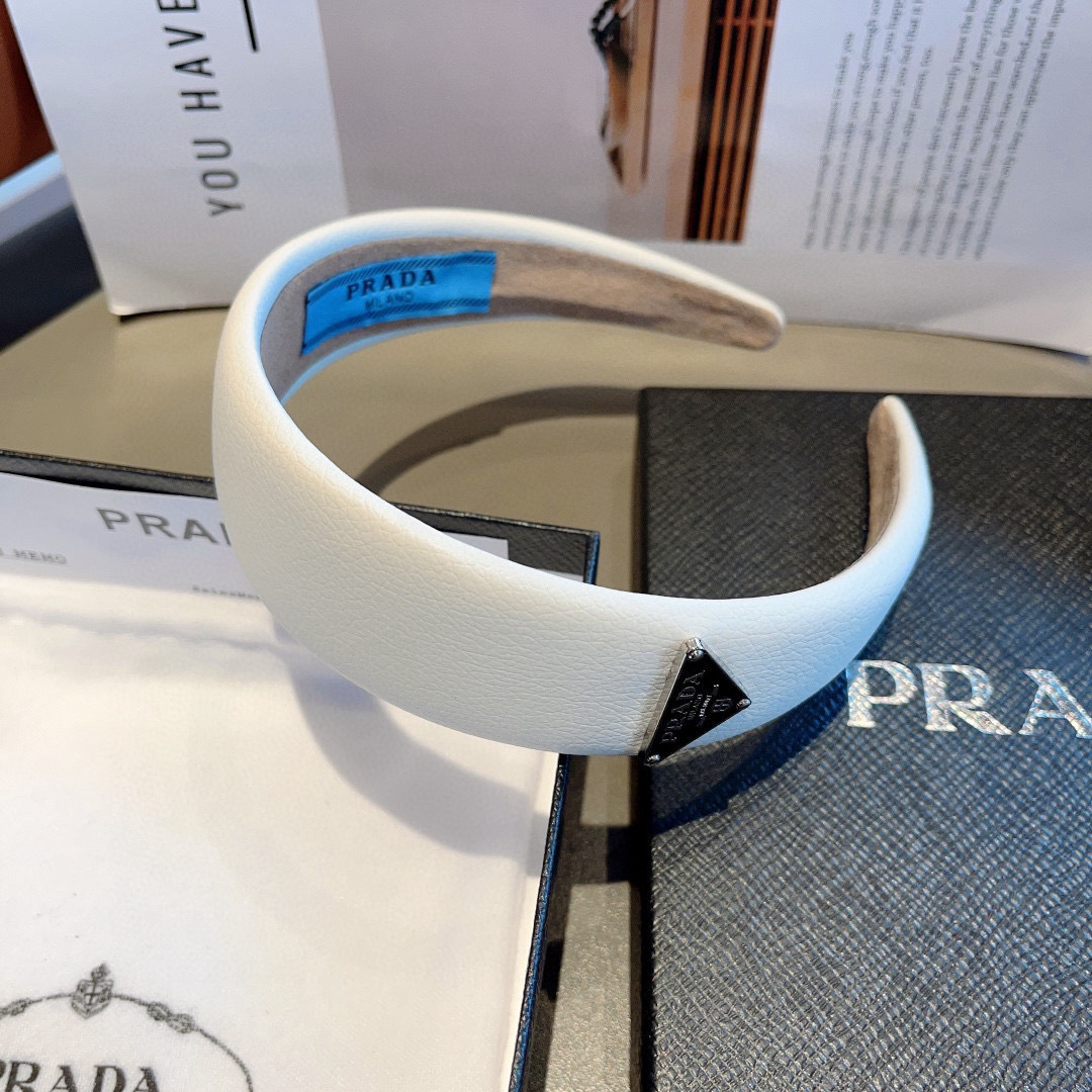 配包装
PRADA （普拉达） 倒三角新款潮流羊皮发箍。气质女神必备单品，时尚百搭款头箍，戴上它满满的高