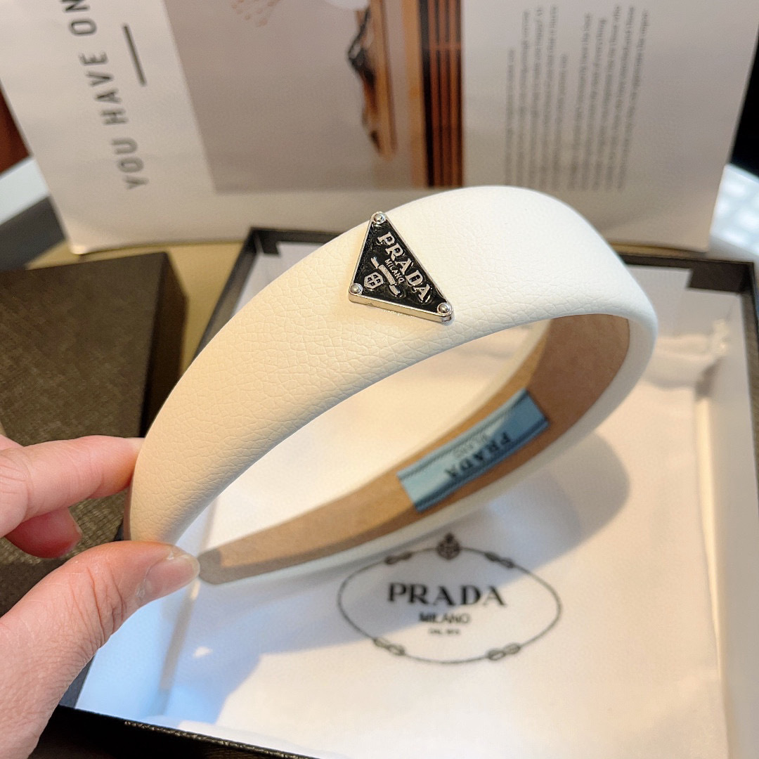 配包装
PRADA （普拉达） 倒三角新款潮流羊皮发箍。气质女神必备单品，时尚百搭款头箍，戴上它满满的高