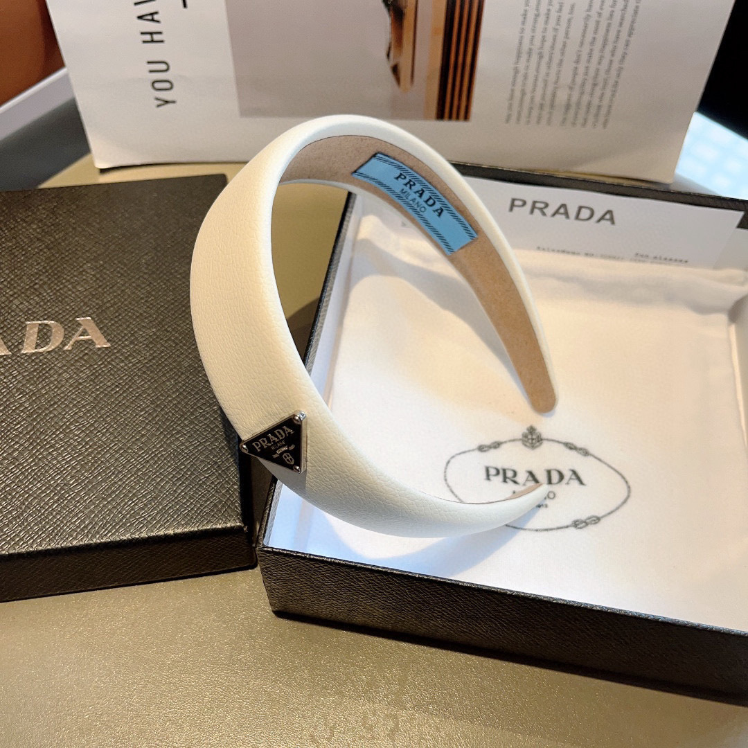 配包装
PRADA （普拉达） 倒三角新款潮流羊皮发箍。气质女神必备单品，时尚百搭款头箍，戴上它满满的高