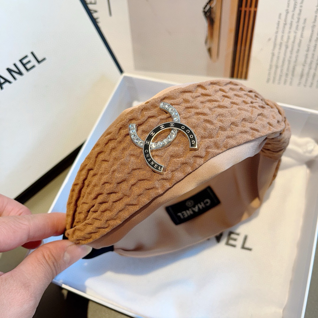 配包装
CHANEL（香奈儿）网红新款小香宽版发箍，香奶奶头箍，复古头箍，网红爆款推荐 超精致，时尚百搭
