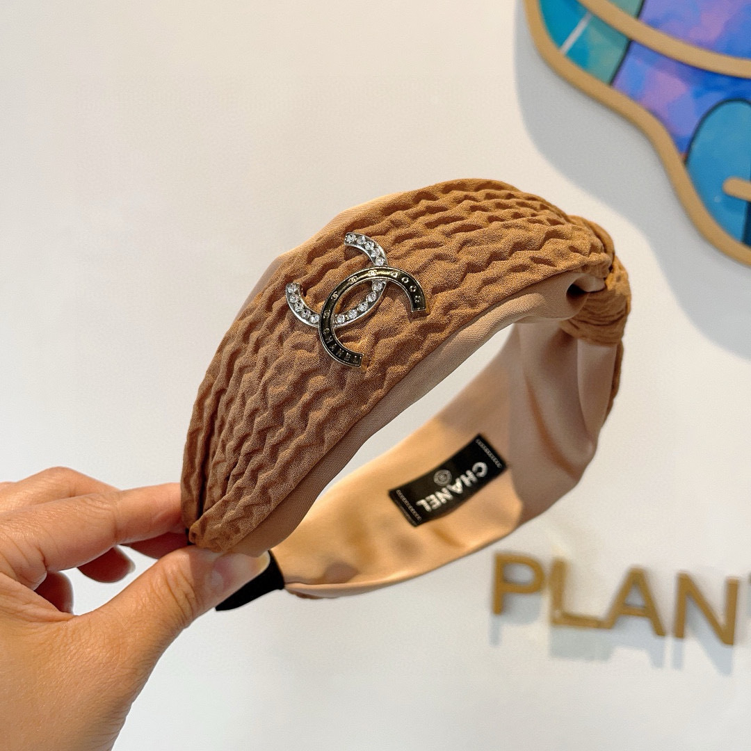 配包装
CHANEL（香奈儿）网红新款小香宽版发箍，香奶奶头箍，复古头箍，网红爆款推荐 超精致，时尚百搭