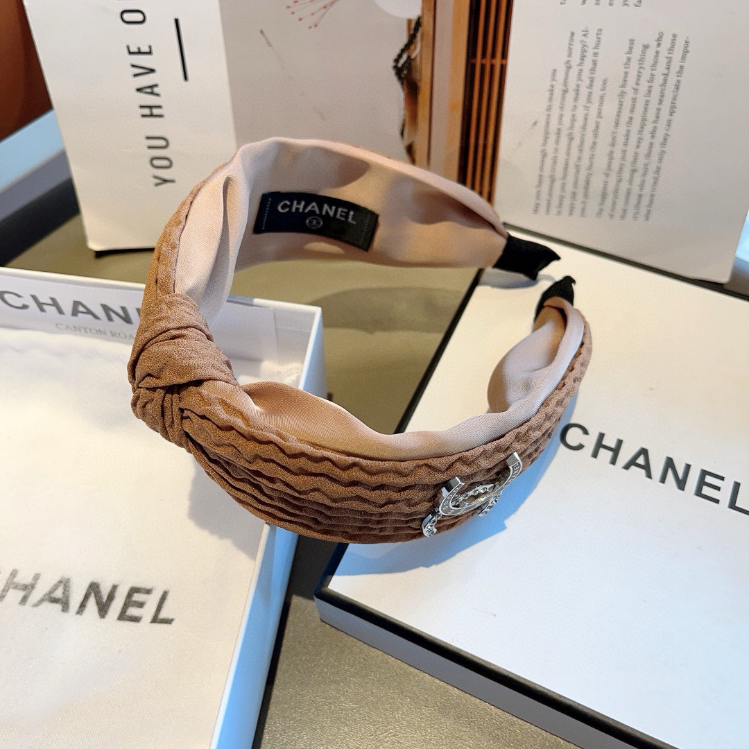 配包装
CHANEL（香奈儿）网红新款小香宽版发箍，香奶奶头箍，复古头箍，网红爆款推荐 超精致，时尚百搭
