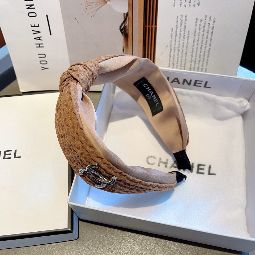 配包装
CHANEL（香奈儿）网红新款小香宽版发箍，香奶奶头箍，复古头箍，网红爆款推荐 超精致，时尚百搭