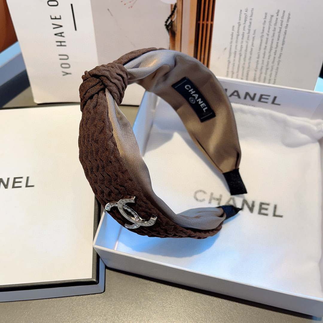 配包装
CHANEL（香奈儿）网红新款小香宽版发箍，香奶奶头箍，复古头箍，网红爆款推荐 超精致，时尚百搭