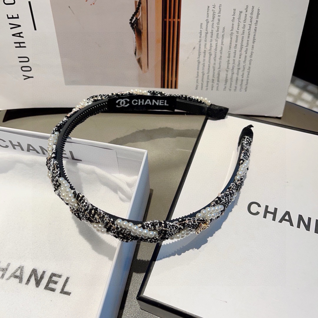 配包装
CHANEL（香奈儿）新款小香珍珠发箍，氛围感法式复古头箍、网红爆款推荐 搭配高端材质，时尚百搭